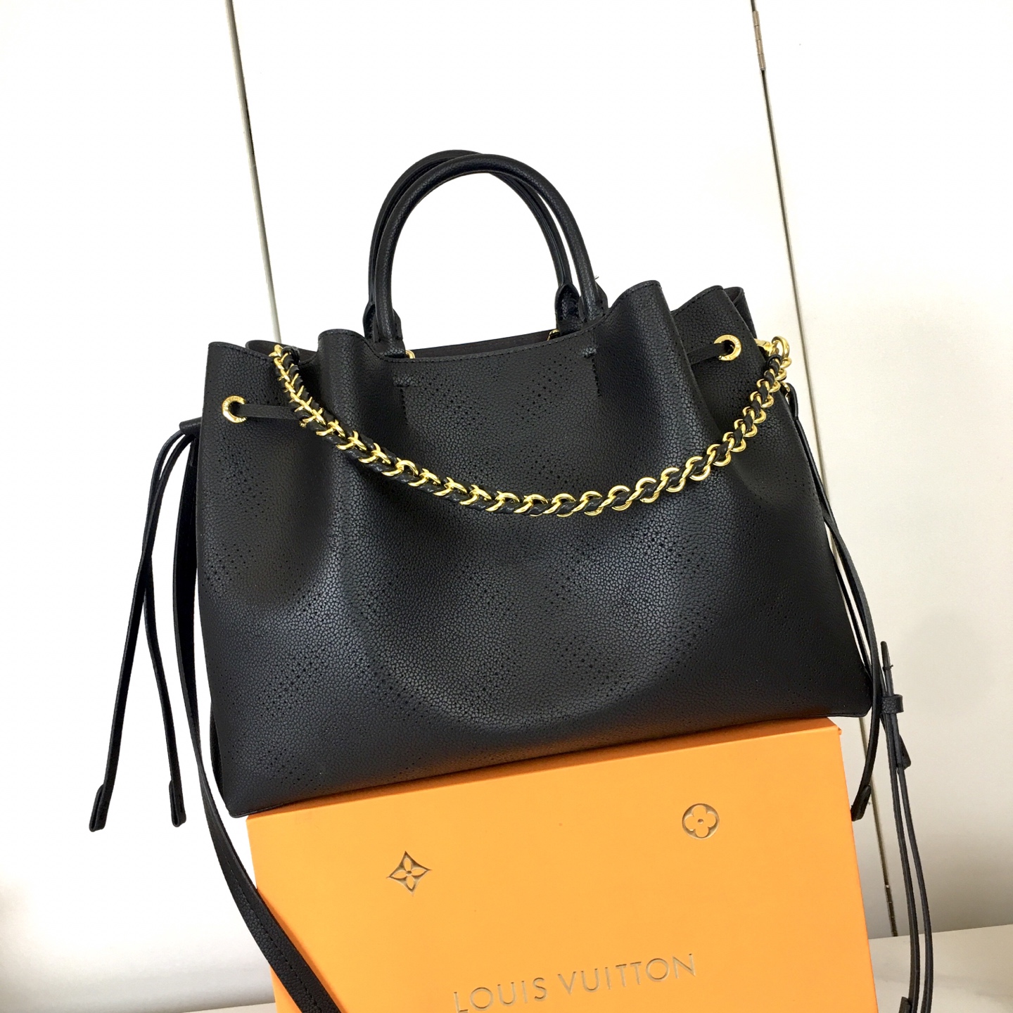 LV bag 586